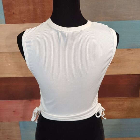 💜5/$25 MEDIUM white sleeveless crop top with adjustable sides - Picture 3 of 4